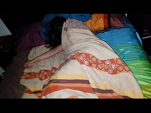 ❤️ Stiefson beréiert seng jonk Stéifmamm wärend hatt schléift. Sexvideo op lb.assistentai.ru ﹏